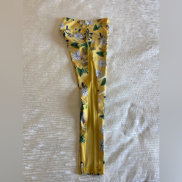 ZYIA ACTIVE Women's Yellow Floral Reflective Light n Tight Leggings 24” inseam - Picture 9 of 13